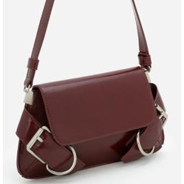 Bolsa Baguete Pequena com Detalhes de Fivelas Vermelho Vinho