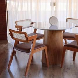 Cadeira de Jantar Estofada Madeira Maciça Com Telinha Rattan Natural Stter (Couro Marrom)