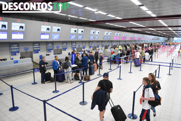 Imagem de um terminal de aeroporto com, bastante fluxo de pessoas