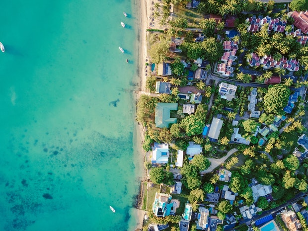 imagem aérea praia feita por drone