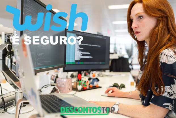 Mulher desenvolvendo software em computadores com tela de fundo preto