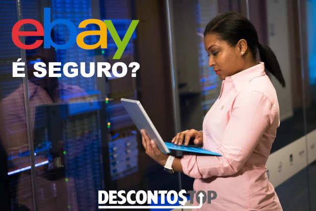 mulher com um notebook em um data center