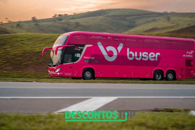 ônibus buser em uma rodovia.