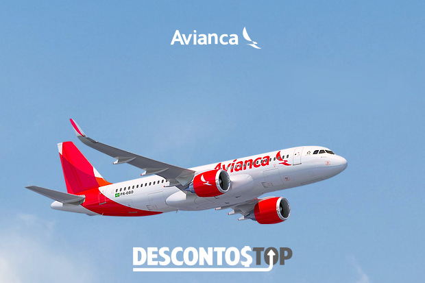 Um avião da empresa Avianca no céu