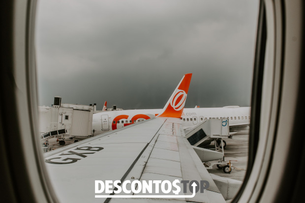 Uma foto tirada de dentro de um avião da Gol, com a visão da janela