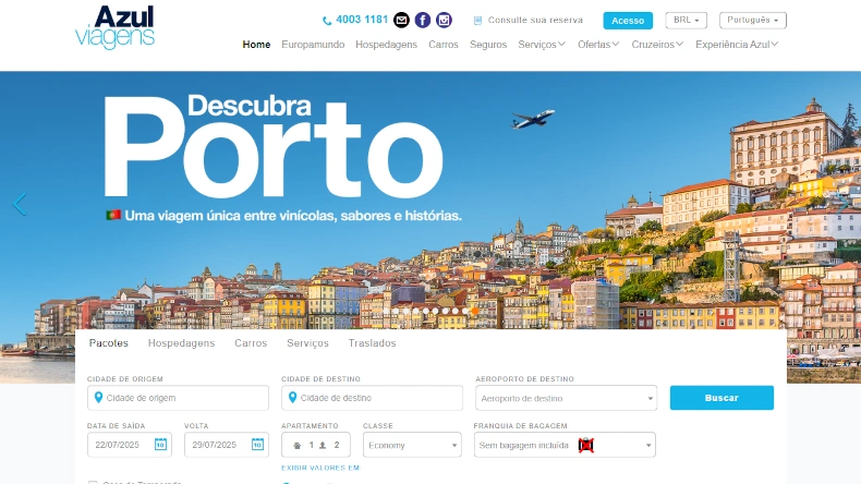 Página inicial da Azul Viagens exibindo uma promoção de viagem para o Porto, em Portugal. A imagem mostra casas coloridas à beira do rio e um avião voando acima da cidade. Há campos para buscar pacotes com origem, destino, datas, passageiros e bagagem.