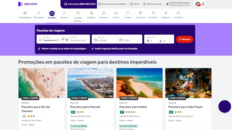 Página de pacotes da Decolar com destaque para promoções de viagens nacionais. Mostra pacotes para Rio de Janeiro, Maceió, Natal e São Paulo, com fotos das praias e da cidade. No topo, o usuário pode selecionar origem, destino e datas.