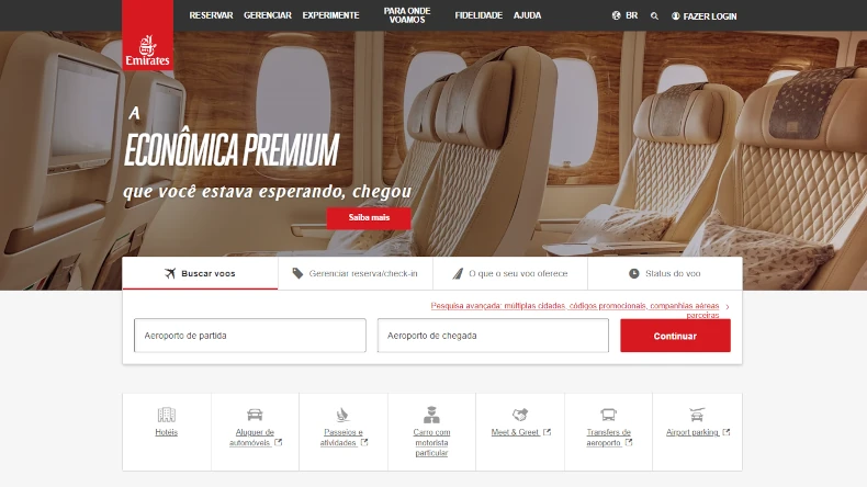 Site da Emirates destacando a classe Econômica Premium, com assentos largos e confortáveis dentro do avião. A página permite buscar voos e gerenciar reservas. O fundo mostra o interior sofisticado da aeronave com janelas iluminadas.