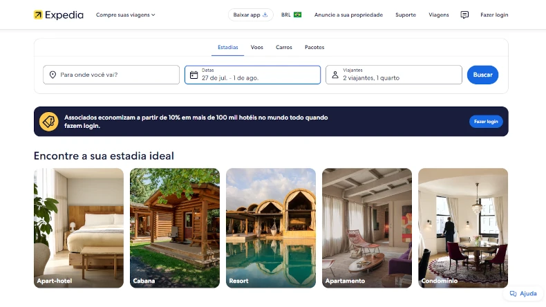 Tela inicial da Expedia com foco em hospedagens. A seção "Encontre a sua estadia ideal" exibe tipos variados de acomodações como resort, cabana e apartamento. No topo, há opções para buscar voos, pacotes e carros.