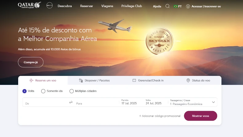 Página da Qatar Airways com destaque para até 15% de desconto em passagens. A imagem de fundo mostra um avião sobrevoando montanhas ao pôr do sol. Abaixo, há um formulário para buscar voos e inserir códigos promocionais.