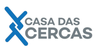 logo casa das cercas, escrita em cinza com dois arames entrelaçados em azul na esquerda das palavras