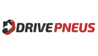 Logo Drive Pneus em vermelho, preto e branco.