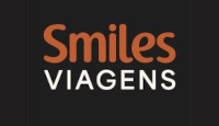 Logo Smiles Viagens com o nome da marca em laranja e branco sobre um fundo na cor preta.