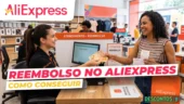 Como funciona o reembolso no AliExpress? Um funcionário sorridente entrega dinheiro a um cliente satisfeito em um balcão de atendimento do AliExpress. O texto do banner diz REEMBOLSO NO ALIEXPRESS COMO CONSEGUIR.
