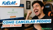 Como cancelar pedido no KaBuM!? Um homem sorri e levanta o punho em sinal de entusiasmo enquanto está sentado em uma mesa com um computador exibindo uma mensagem bem-sucedida de cancelamento de pedido no KaBuM!