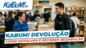 KaBuM! devolução: como devolver um produto e garantir o reembolso? Um funcionário sorridente de uma loja entrega um pacote a um jovem em um balcão da KaBuM!, destacando o processo de devolução do kabum. Outros clientes e funcionários podem ser vistos ao fundo. As sobreposições de texto dizem: KABUM! DEVOLUÇÃO COMO DEVOLVER E RECEBER REEMBOLSO.