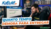 Quanto tempo o KaBuM! demora para entregar? Um homem está sentado em sua mesa, parecendo cansado de esperar enquanto acompanha sua entrega KaBuM! on-line. O texto da imagem pergunta: Quanto tempo o KaBuM! demora para entregar? com o logotipo do KaBuM! acima.