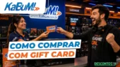 Como comprar no KaBuM! com gift card? Um homem paga uma compra com o gift card da KaBuM! em uma loja de tecnologia. O texto diz COMO COMPRAR COM GIFT CARD e KaBuM! com produtos de jogos visíveis ao fundo.
