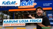 KaBuM! Loja física: onde encontrar e o que esperar da experiência Um homem sorridente com fones de ouvido gesticula animadamente em frente a uma loja física da Kabum, com uma vitrine azul e laranja vibrante e placas promovendo-a como uma loja oficial para jogadores. As sobreposições de texto dizem KABUM! LOJA FÍSICA ONDE ENCONTRAR.