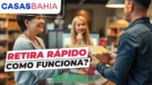Imagem de uma loja da Casas Bahia com uma atendente sorridente entregando um pacote para um cliente. Ao fundo, outra pessoa observa a cena. Na imagem, há um banner com os dizeres ‘Retira Rápido - Como Funciona?’ e o logotipo da Casas Bahia no canto superior esquerdo e o logotipo da Descontos Top centralizado na parte de baxio.