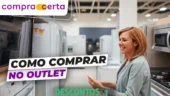 Mulher sorrindo enquanto olha um eletrodoméstico em loja. Ao fundo, há diversos produtos como geladeiras e micro-ondas. No topo da imagem, aparece o logo do Compra Certa. Texto em destaque: 'Como comprar no outlet'. A logo do Descontos Top aparece na parte inferior.