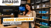Como comprar na Amazon: tudo o que você precisa saber Mulher sorridente segura uma sacola da Amazon dentro de uma loja de eletrônicos. O texto “Como comprar passo a passo” aparece sobreposto à imagem, com “Descontos Top” no canto inferior direito. Produtos da Amazon são exibidos ao fundo.