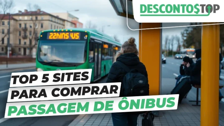 Arte com o título "Top 5 sites para comprar passagem de ônibus" e marca Desconto Top. Ao fundo, pessoa com mochila espera em um ponto de ônibus com veículo verde se aproximando.