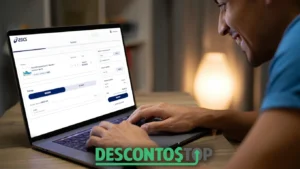 Homem sorridente usando um notebook para finalizar uma compra online no site da Asics. Na tela, aparece o carrinho de compras com um par de tênis esportivos selecionado, opções de entrega e campo para inserir cupom de desconto.