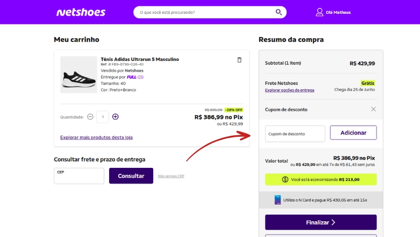 Tela de checkout da Netshoes mostrando um carrinho de compras com um tênis Adidas Masculino. Ao lado, há uma seta apontando para o de para inserir cupom de desconto e o resumo da compra, destacando frete grátis e o valor total da compra.