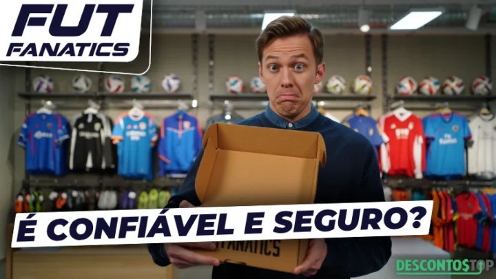 Capa do texto com logo da FutFanatics e a frase 'É confiável e seguro?'. Mostra um homem com expressão de dúvida segurando uma caixa da loja, em um ambiente esportivo com camisas de futebol ao fundo. A logo do Descontos Top aparece no canto inferior direito.