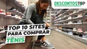 Imagem promocional do site DescontoTop com o texto “Top 10 sites para comprar tênis” sobreposto. Ao fundo, uma mulher experimenta um tênis em uma loja física com prateleiras cheias de calçados esportivos.