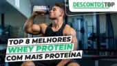 Homem musculoso usando regata preta, sentado em uma academia moderna, tomando um shake de whey protein em uma coqueteleira. Na imagem, aparece o logo do site DescontosTop no canto superior direito e o texto em destaque: "Top 8 Melhores Whey Protein com Mais Proteína".