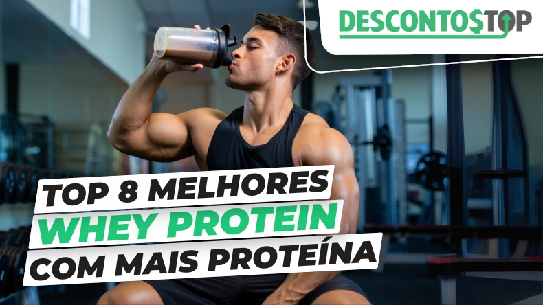 Homem musculoso usando regata preta, sentado em uma academia moderna, tomando um shake de whey protein em uma coqueteleira. Na imagem, aparece o logo do site DescontosTop no canto superior direito e o texto em destaque: "Top 8 Melhores Whey Protein com Mais Proteína".