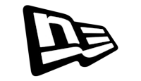 Logo da marca New Era simulando a parte lateral e traseira de um boné com as letras "N" e "E" incorporadas. O logo está nas cores branca e preta.