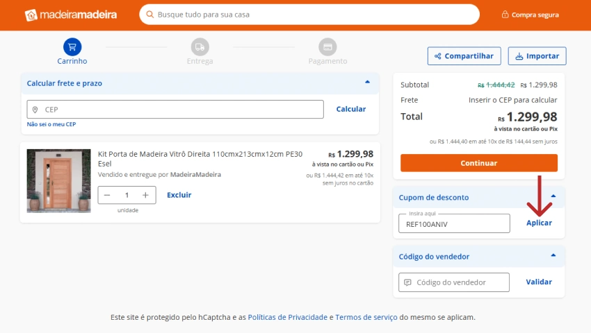 Carrinho de compras da Madeira Madeira com campo para inserir cupom de desconto. O código do cupom foi digitado e a seta aponta para o botão “Aplicar”.