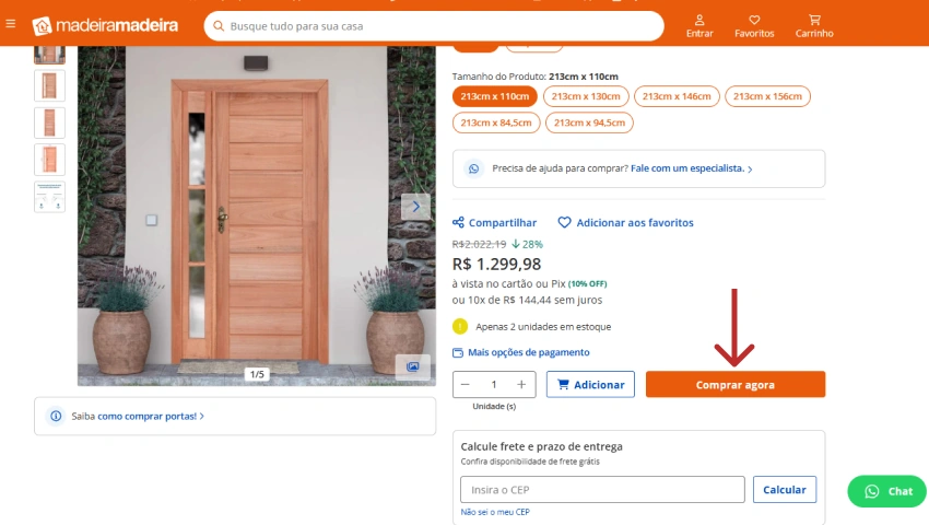 Página de produto na Madeira Madeira com uma porta de madeira à venda por R$1.299,98. Um botão laranja “Comprar agora” aparece em destaque na lateral direita da tela.