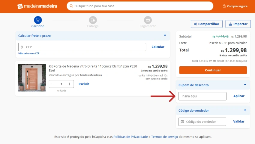 Carrinho da Madeira Madeira pronto para receber um cupom de desconto. O campo “Insira aqui” está vazio, com uma seta apontando para ele, indicando onde digitar o código.