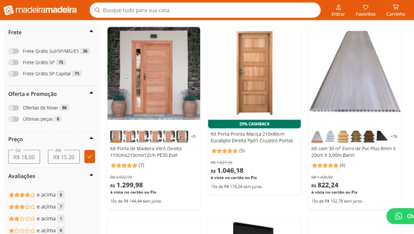 Página de categoria da Madeira Madeira com vários produtos listados, incluindo portas e forros de PVC. Filtros à esquerda indicam frete grátis e promoções ativas.