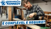 Homem operando uma serra elétrica em uma bancada de madeira dentro de uma oficina, com destaque para a marca Ferramentas Kennedy e o texto "É confiável e seguro? Veja antes de comprar".