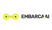Logo apresentando um símbolo amarelo de elo conectado com o nome "EMBARCA AI" em cinza