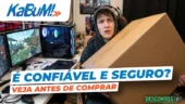 O KaBuM! é confiável e seguro? A loja vende produtos falsificados? Banner promocional com o logotipo do KaBuM! no canto superior esquerdo e a frase “É confiável e seguro?” em destaque. Ao centro, um homem com expressão de dúvida segura uma caixa de encomenda, com um computador gamer iluminado ao fundo.