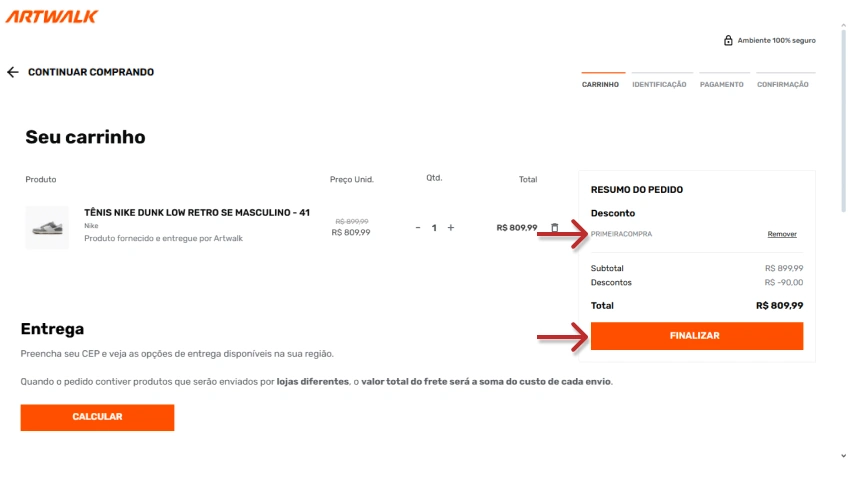 Carrinho de compras da Artwalk com o cupom já aplicado, reduzindo o total de R$ 899,99 para R$ 809,99. Botão laranja “Finalizar” está em destaque com seta apontando para ele.