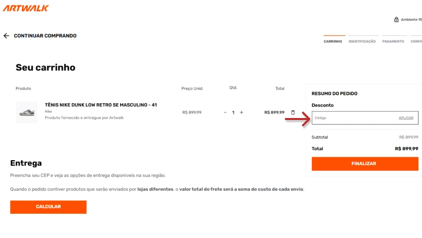 Tela do carrinho de compras na Artwalk com o produto adicionado, campo para inserir código de cupom e botão “Aplicar”. À direita, aparece o resumo do pedido com subtotal de R$ 899,99 e botão “Finalizar”.
