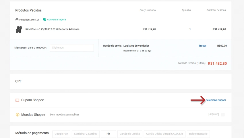 Tela de checkout da Shopee mostrando um pedido de kit com 4 pneus, opção de envio e botão “Selecione Cupom” destacado por seta vermelha.