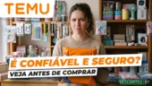 A loja Temu é confiável e segura? Vale a pena comprar no app? Imagem com uma mulher segurando uma embalagem laranja da Temu e expressão de dúvida, acompanhada do texto “É confiável e seguro? Veja antes de comprar”, com produtos eletrônicos e acessórios expostos ao fundo.