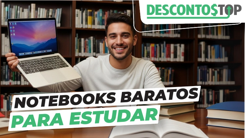 Homem sorridente em uma biblioteca, segurando um notebook barato perfeito para estudar, com destaque para notebooks econômicos para estudantes.