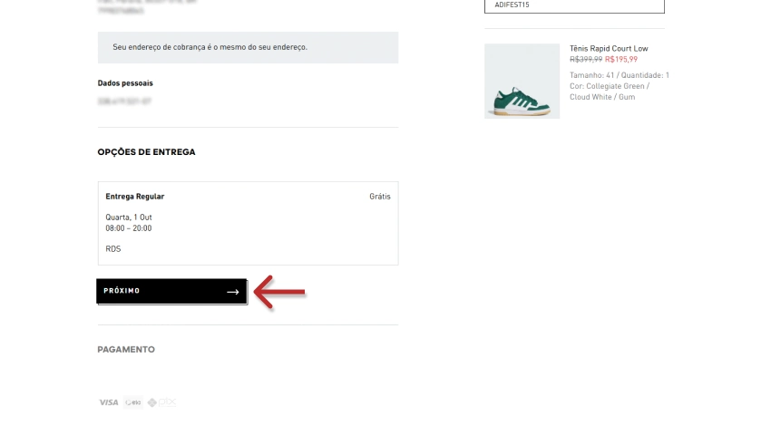 Página de checkout da Adidas mostrando as opções de entrega. Uma seta vermelha destaca o botão "PRÓXIMO" para avançar para a etapa de pagamento