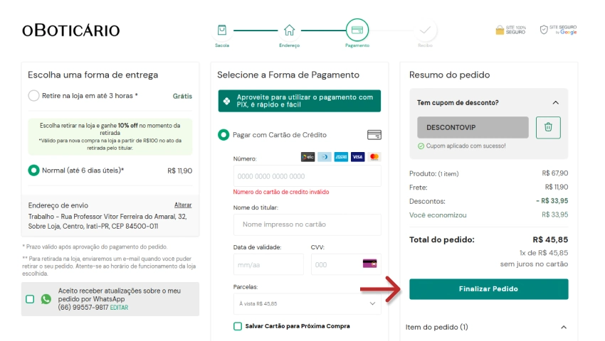 Imagem mostrando passo a passo para finalizar uma compra no aplicativo do Boticário, incluindo opções de pagamento com cartão de crédito e uso de cupom de desconto.