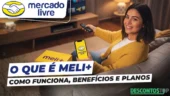 Mulher sorridente usando celular para demonstrar o serviço Meli+ da Mercado Livre, oferecendo informações sobre como funciona, benefícios e planos do serviço.