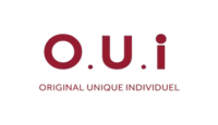 Logo da marca OUI apresentando a letras O, U em caixa alta acima da frase "Original, Unique, Individuel". Todos os elementos do logo estão na cor vermelha.